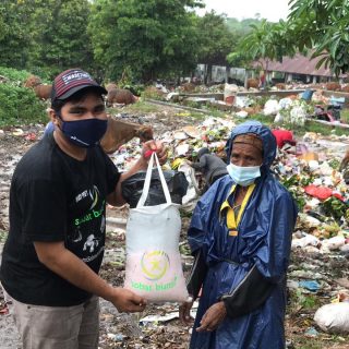 Aksi Sobat Bumi Jilid Tiga diiberi bantuan kepada pemulung
