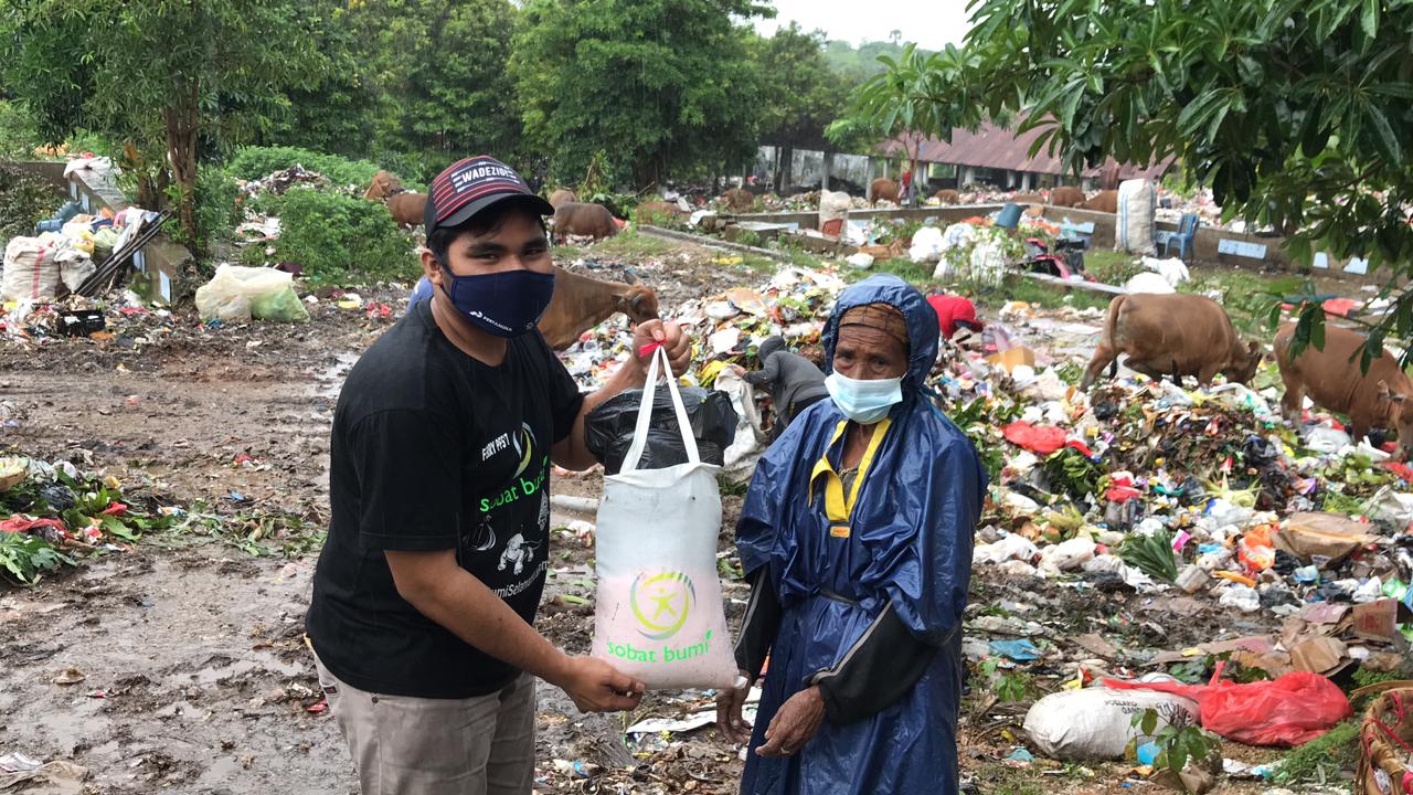 Aksi Sobat Bumi Jilid Tiga diiberi bantuan kepada pemulung
