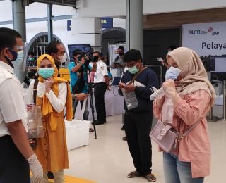 Para calon penumpang kereta api antre tes layanan Covid-19 dengan alat GeNose di Stasiun Senen, Jakarta