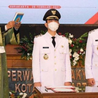 Gibran Rakabuming Raka dan Teguh Prakosa diambil sumpahnya sebagai Wali Kota dan Wakil Wali Kota Solo periode 2021-2026.