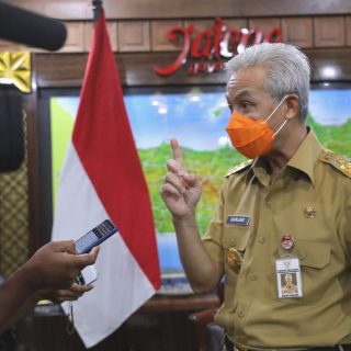 Gubernur Jateng Ganjar Pranowo memberi keterangan kepada wartawan