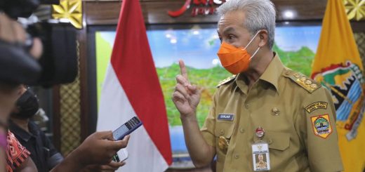 Gubernur Jateng Ganjar Pranowo memberi keterangan kepada wartawan