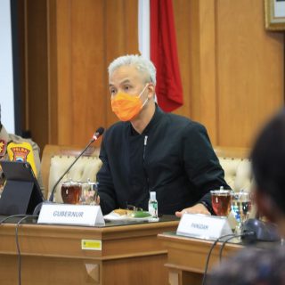 Gubernur Ganjar Pranowo mengikuti rakor tentang PPKM dengan Menko Marinvest Luhut Binsar Pandjaitan