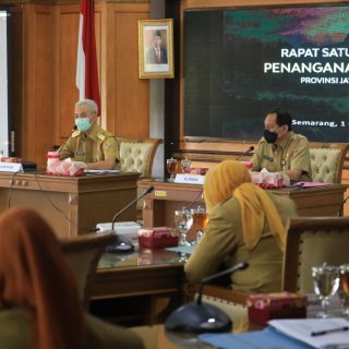 Gubernur Ganjar Pranowo memimpin rapat penanganan covid, Senin (1/2