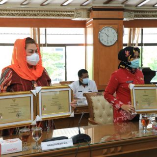 Wakil Walikota Semarang, Hevearita Gunaryanti Rahayu, menerima penghargaan Top 10 Inovasi Pelayanan Publik dari Gubernur Jateng Ganjar Pranowo