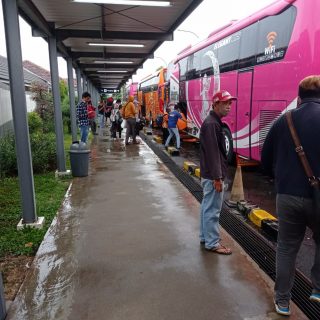 Calon penumpang kereta api di Stasiun Tawang diangkut dengan bus akibat lintasan KA tergenang