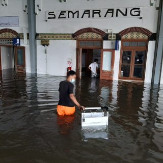 Stasiun Tawang Semarang terendam banjir