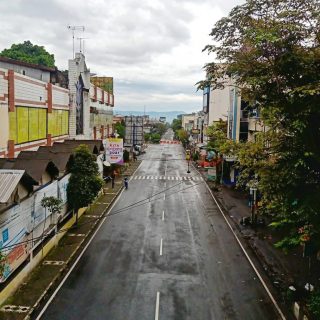 Salah satu sisi jalan di Wonosobo tampak lengang pada hari pertama Gerakan Jateng di Rumah Saja, Sabtu (6/2).
