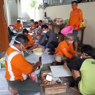 Pengurus dan Tim Relawan DPD Gerindra Jateng menyiapkan makanan di dapur umum yang didirikannya 