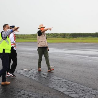 Menhub Budi Karya Sumadi didampingi Gubernur Jateng dan Wakil Walikota Semarang meninjau Stasiun Tawang