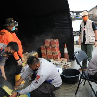 Sejumlah aparat Polrestabes Semarang sigap membantu bagian dapur umum untuk menyiapkan makanan bagi para korban banjir.