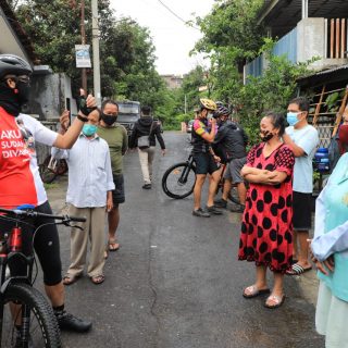 Gubenur Jateng Ganjar Pranowo dengan bersepeda menyambangi warga warga RT 4 RW 7 Wologito, Kelurahan Kembangarum, Semarang Barat, Kota Semarang, Sabtu (6/2) lalu.