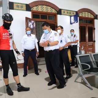 Gubernur Jateng Ganjar Pranowo saat menyambangi Stasiun Tawang, Semarang.