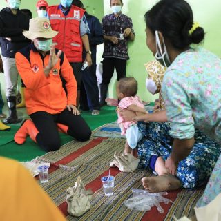 Gubernur meninjau lokasi pengungsian korban banjir di Genuk, Semarang