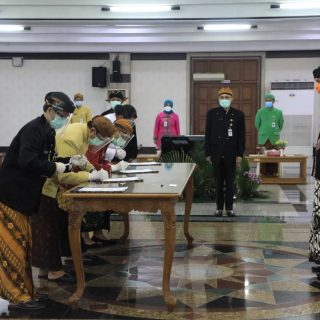 Gubernur Jateng Ganjar Pranowo menyaksikan penandatanganan pejabat yang dilantik
