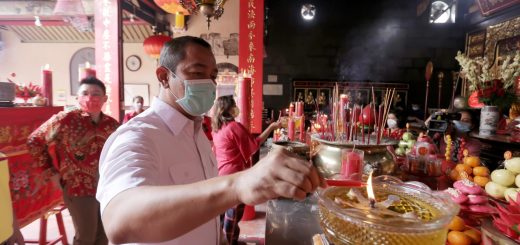 Wali Kota Semarang saat mengunjung salah satu klenting saat perayaan Tahun Baru Imlek 2572.