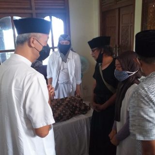 Gubernur Jateng saat melayat almarhum Prie GS