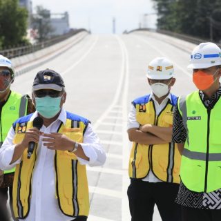 Menteri PUPR Basuki Hadi Moeljono,  Gubernur Jateng Ganjar Pranowo dan Wali Kota Surakarta FX Hadi Rudyatmo saat meninjau flyover Purwosari, Sabtu (13/2).