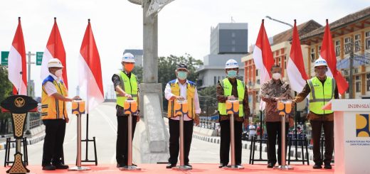 Menteri PUPR Basuki Hadi Moeljono didampingi Gubernur Ganjar Pranowo dan Wali Kota FX Hadi Rudyatmo meresmikan flyover Purwosari