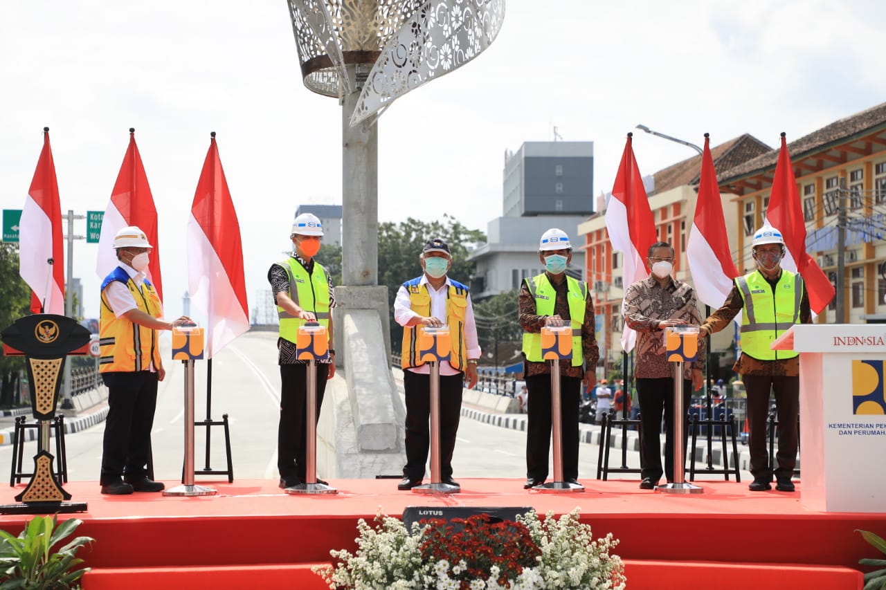 Menteri PUPR Basuki Hadi Moeljono didampingi Gubernur Ganjar Pranowo dan Wali Kota FX Hadi Rudyatmo meresmikan flyover Purwosari