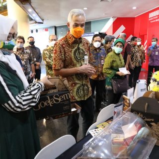 Gubernur Jateng Ganjar Pranowo mengamati produk yang dipamerkan pada UKM Virtual Expo (UVO) 2021.