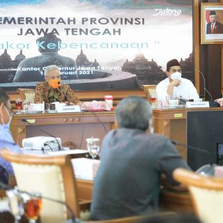 Gubernur Jateng Ganjar Pranowo memimpin Rakor Kebencanaan, di Lantai 2 ruang rapat Setda Provinsi Jawa Tengah, Selasa (16/2).