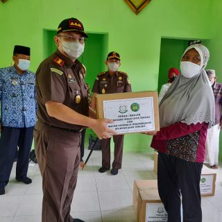 Kepala Kejati Jateng, Priyanto memberikan bantuan sembako kepada korban banjir semarang.