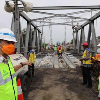 Gubernur Ganjar Pranowo didampingi Bupati Pekalongan, Asip Kholbihi, meninjau pembangunan Jembatan Rembun