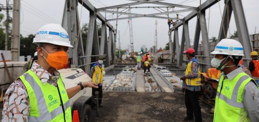 Gubernur Ganjar Pranowo didampingi Bupati Pekalongan, Asip Kholbihi, meninjau pembangunan Jembatan Rembun