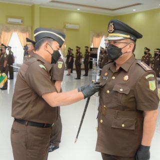 Kajati Jateng Priyanto melantik Sumurung Pandapotan Simaremare sebagai Asisten Tindak Pidana Khusus (Aspidsus) Kejati Jateng yang baru.