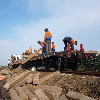 Perbaikan jalur KA yang rusak akibat banjir terus dikebut