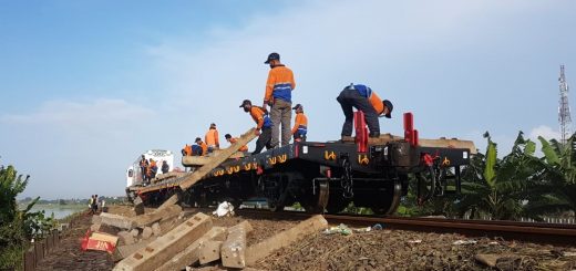 Perbaikan jalur KA yang rusak akibat banjir terus dikebut