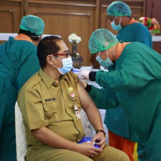 Sekda Jateng Prasetyo Aribowo ikut divaksin pada vaksinasi gelombang II