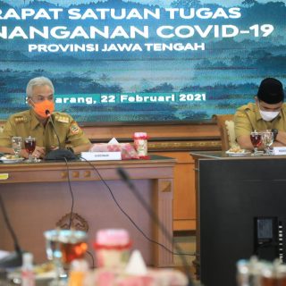 Gubernur Ganjar Pranowo memimpin rapat evaluasi penanganan Covid-19, Senin (22/2)