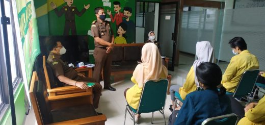 Tim Intelijen Kejakti Jateng memaparkan materi kepada peserta magang.