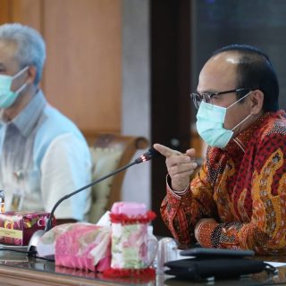 Gubernur Ganjar Pranowo membahas soal jalan tol dengan petinggi PT Jasa Marga
