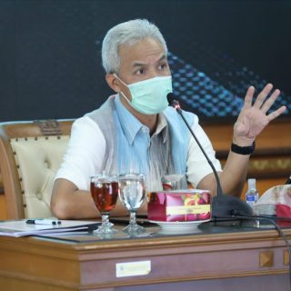 Gubernur Ganjar Prabowo memimpin rapat terkait penanganan jalan rusak