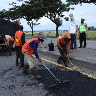 Gubernur Ganjar Pranowo mengecek kondisi dan perbaikan jalan pantura yang rusak