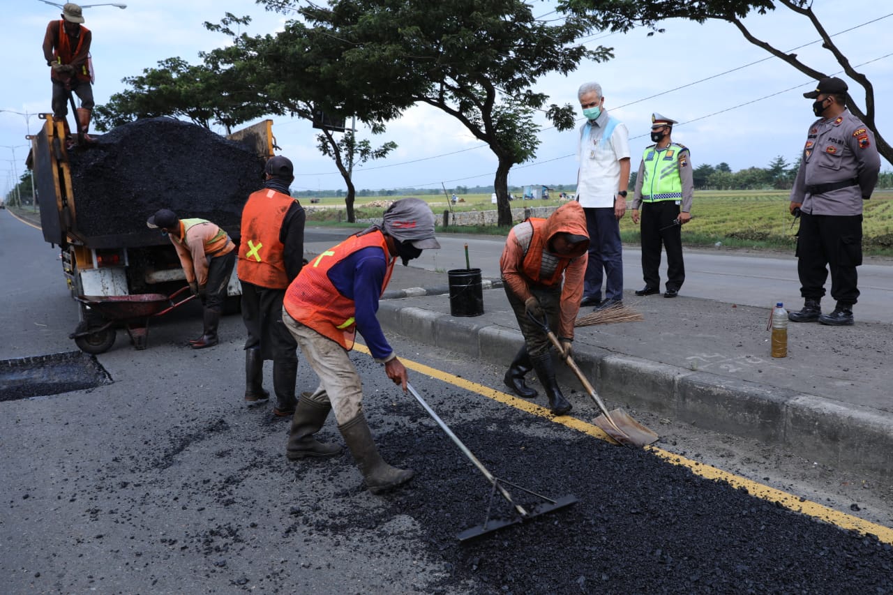 Gubernur Ganjar Pranowo mengecek kondisi dan perbaikan jalan pantura yang rusak