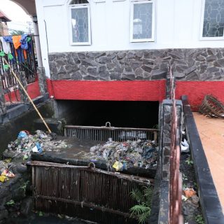 Dari tinjauan Gubernur Ganjar, sampah yang menyumbat aliran air menjadi salah satu penyebab terjadinya banjir