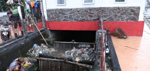 Dari tinjauan Gubernur Ganjar, sampah yang menyumbat aliran air menjadi salah satu penyebab terjadinya banjir