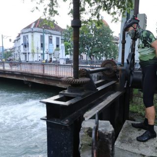 Sambil gowes Gubernur Ganjar Pranowo mengecek beberapa rumah pompa di Kota Semarang