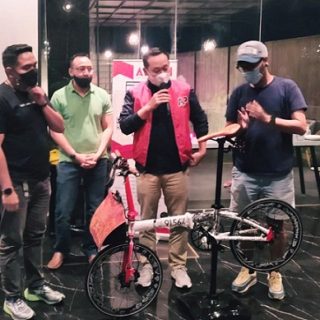 KSM memberikan hadiah sepeda FoldX#Semarangberperan untuk dilelang amal seusai pelantikan Hendi-Ita.