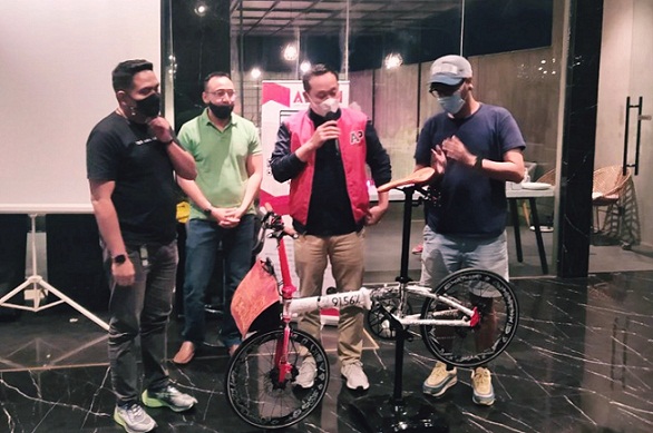 KSM memberikan hadiah sepeda FoldX#Semarangberperan untuk dilelang amal seusai pelantikan Hendi-Ita.