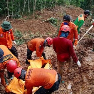 Tim SAR Gabungan mengevakuasi korban ketiga tanah longsor di Kebumen