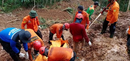 Tim SAR Gabungan mengevakuasi korban ketiga tanah longsor di Kebumen