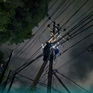 Petugas PLN memulihkan pasokan listrik yang dipadamkan sementara akibat banjir di Kota Semarang.
