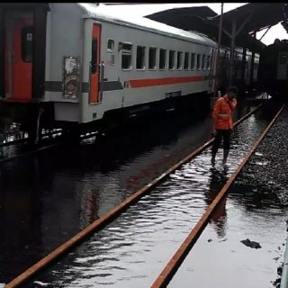 Rangkaian rel yang masih tergenang air mengakibatkan banyak perjalanan kereta api tertahan