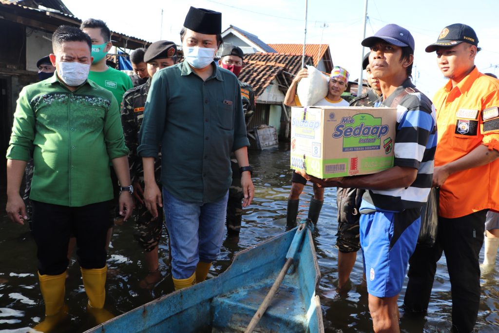 Wakil Ketua DPRD Jateng Sukirman dan Gus Yusuf saat meninjau banjir di beberapa daerah di Kota Pekalongan, Minggu (21/2/2021)