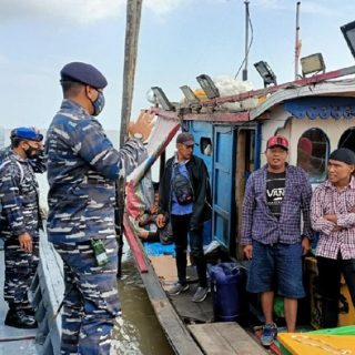 Tim Fleet One Quick Response (F1QR) Pangkalan TNI AL Tanjung Balai Asahan, Lantamal I gagalkan penyelundupan 28 TKI illegal.